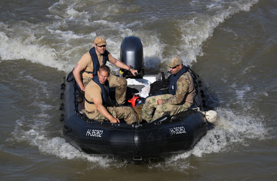 헝가리 구조대원      [로이터=연합뉴스]
